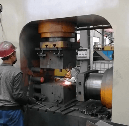 çok yönlü dövme hidrolik presi