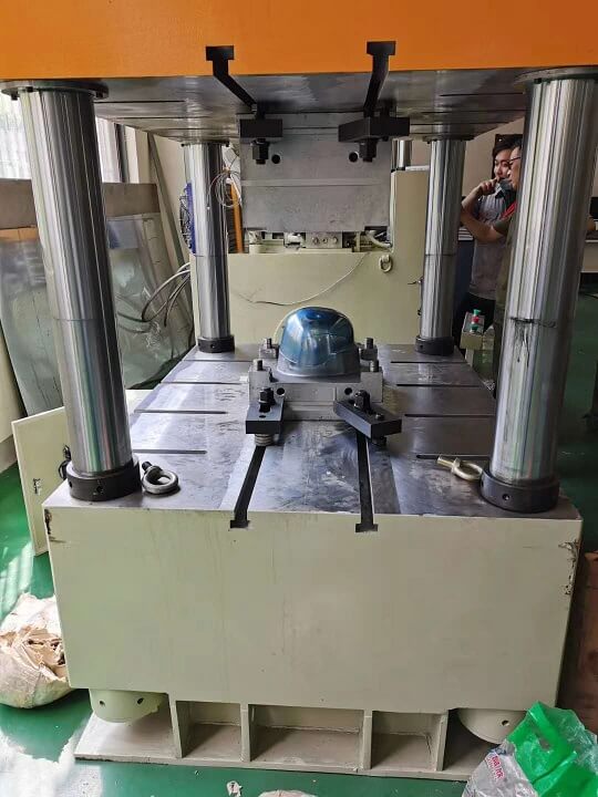 pressa per stampaggio di caschi antiproiettile