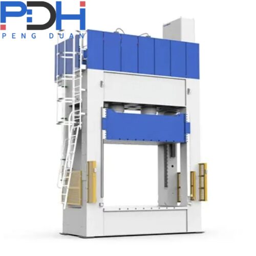 Macchina per pressatura RTM