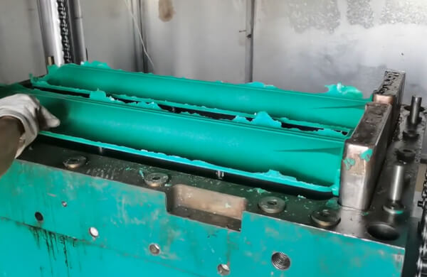 molding highway anti-glare panel