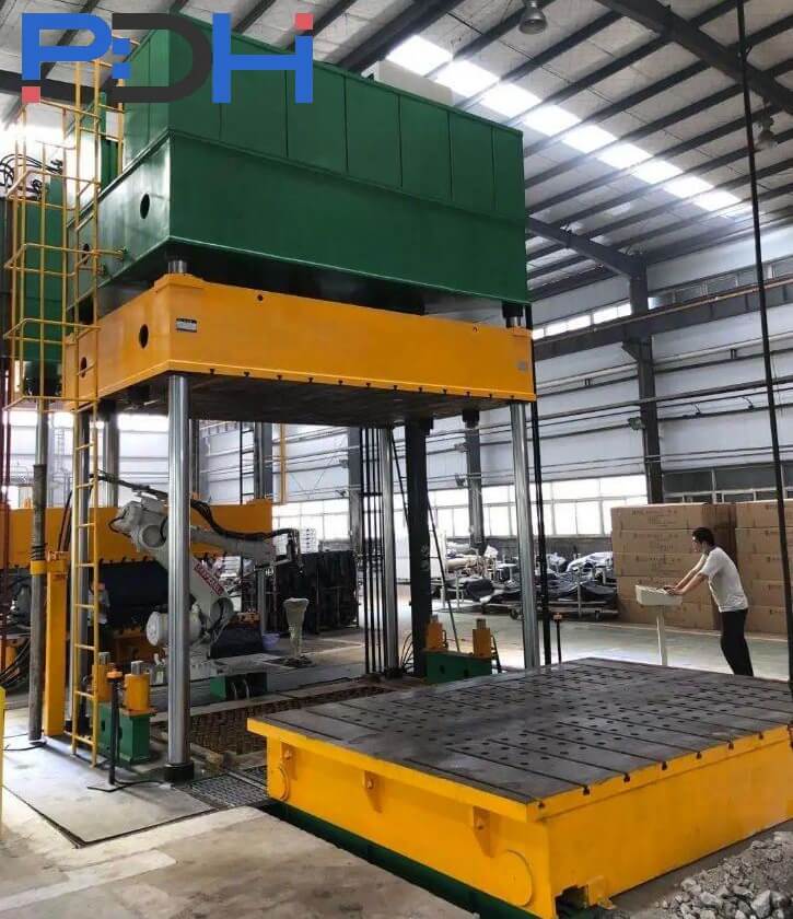 Presse hydraulique pour protection de châssis de batterie de voiture